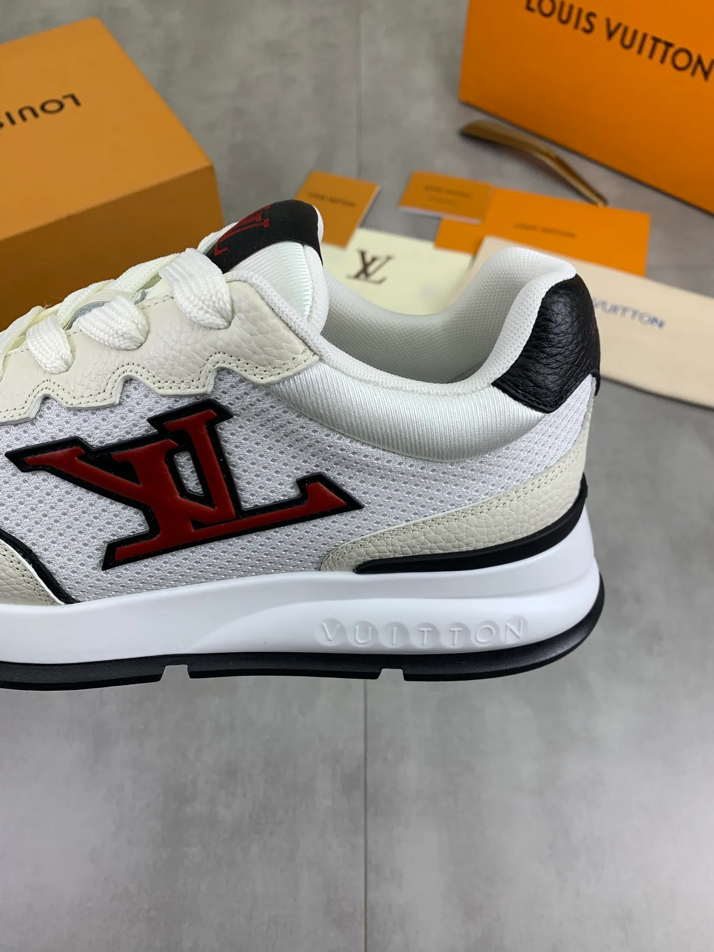 Factory price P700 💶 Top version [LOUIS VUITTON] Couple 🧑‍🤝‍🧑 Craftsman style Counter series (original order) New style 🍀LV Louis Vuitton - top version LV classic high-top trendy shoes! Made of imported original craft calfskin, original breathable lining, and original wear-resistant, lightweight, high-end TPU outsole! High quality products! 4️⃣ colors available, size: female 35-39, male 39-44 (female 40, male 45 46 customized)